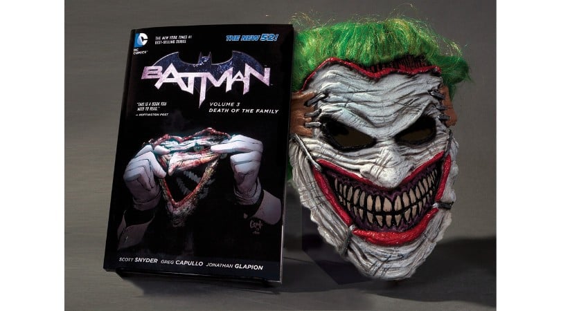 [Angebot] Batman: Death of the Family Book and Joker Mask Set (Englisch) für 25,99€